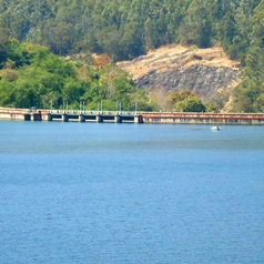 Mattupetty Dam and Lake Munnar with calm reservoir surrounded by green tea gardens and shola forest — scenic Munnar place to visit