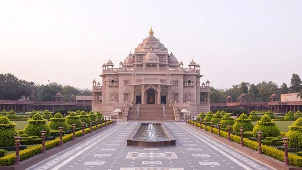 Akshardham Temple Gandhinagar night view with laser light show — famous tourist place to visit in Gandhinagar Gujarat